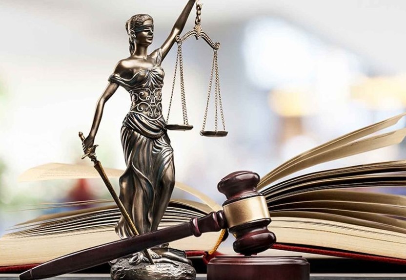 بررسی تطبیقی سیستم‌های حقوقی کامن‌لا و سیویل‌لا در منابع معتبر