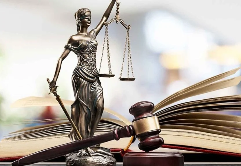 بررسی تطبیقی سیستم‌های حقوقی کامن‌لا و سیویل‌لا در منابع معتبر